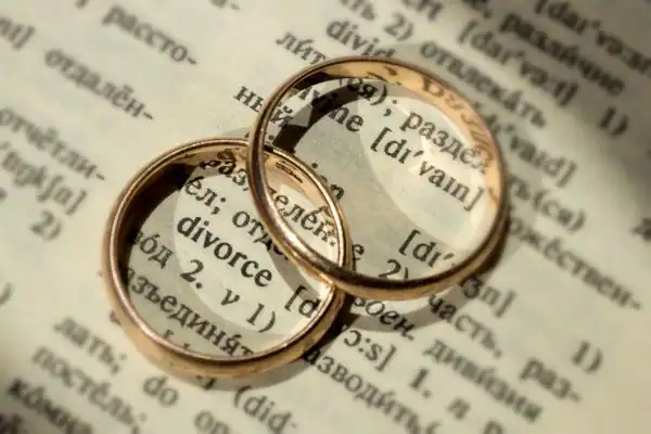 Image of rings removed before divorce mediation Weymouth